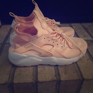 Nike huaraches women’s!!!